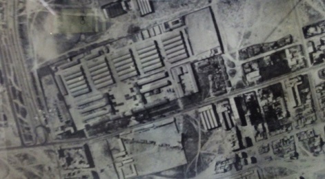 Vista aérea en blanco y negro.