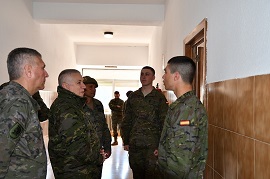 Visita al alojamiento de tropa