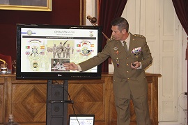 El coronel Cortés, jefe del contingente, en un momento de la exposición
