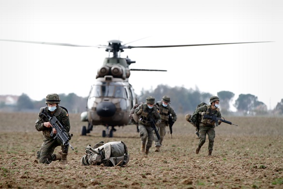 Personal de la BPAC II desembarca de un &laquo;Cougar&raquo; durante el ejercicio de Asalto Aéreo