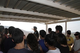 El teniente Arruga explica a los jóvenes en qué consiste la Blue Line, frontera entre El Líbano e Israel