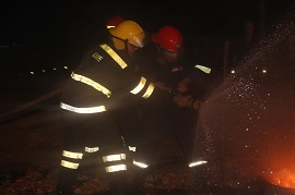 Realizando prácticas de una cortina de agua ante el fuego.