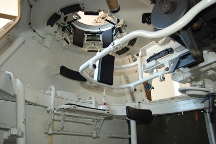 Puesto del jefe de carro, visto desde la posición del radioperador.