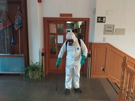 Personal realizando desinfección de areas comunes