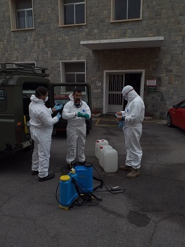 Personal realizando desinfección de areas comunes