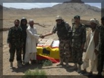 ENTREGA DE VIVERES EN POBLADO AFGANO