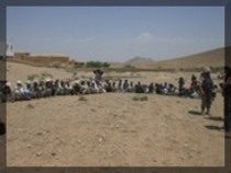 REUNION DE HABITANTES EN POBLADO AFGANO