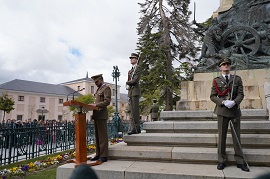 El capitán Herrero dando lectura al elogio de los capitanes Daoíz y Velarde