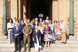 Foto de familia en la Puerta de Arcos