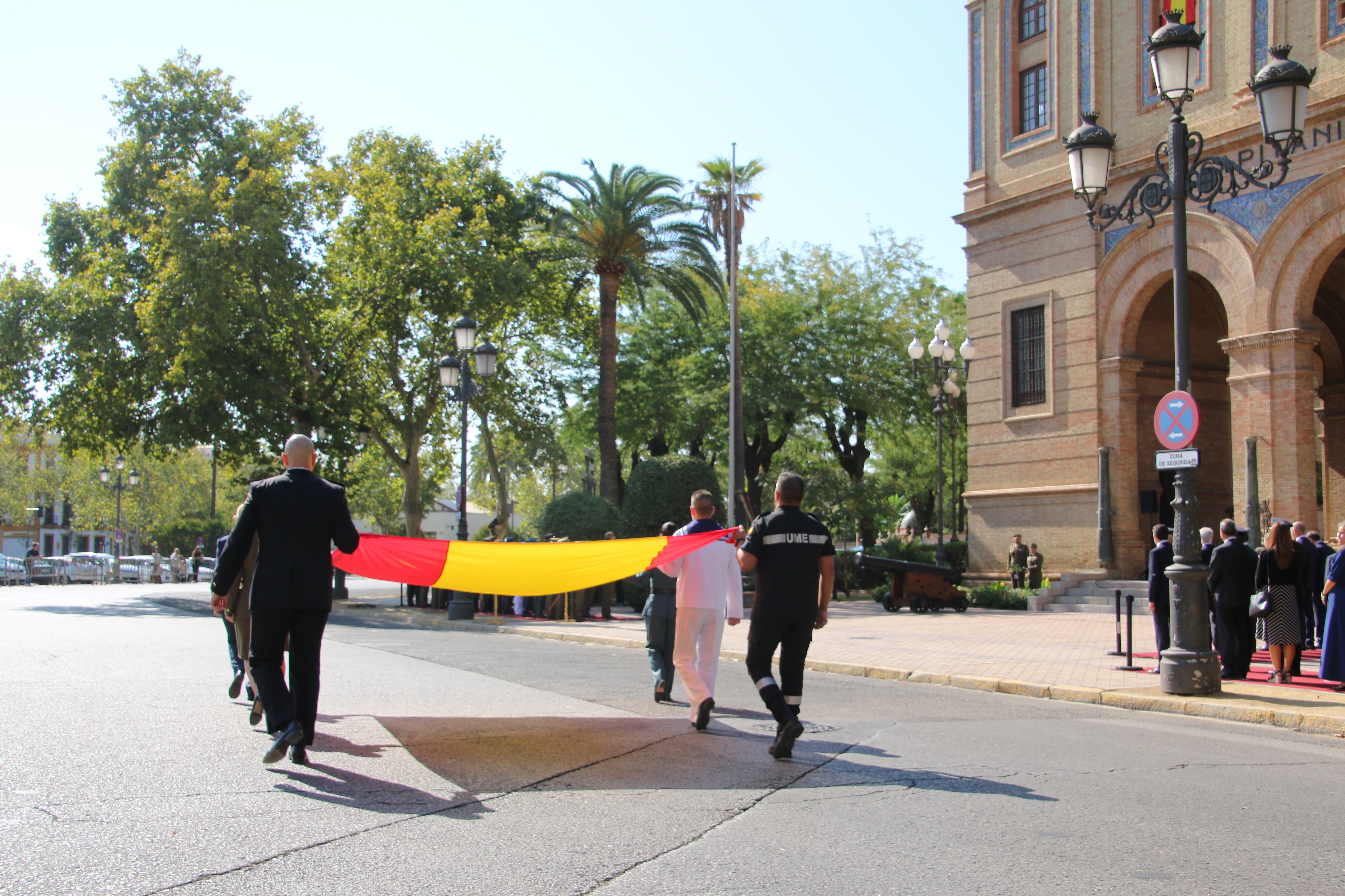 Traslado de la Enseña Nacional hasta el mástil.