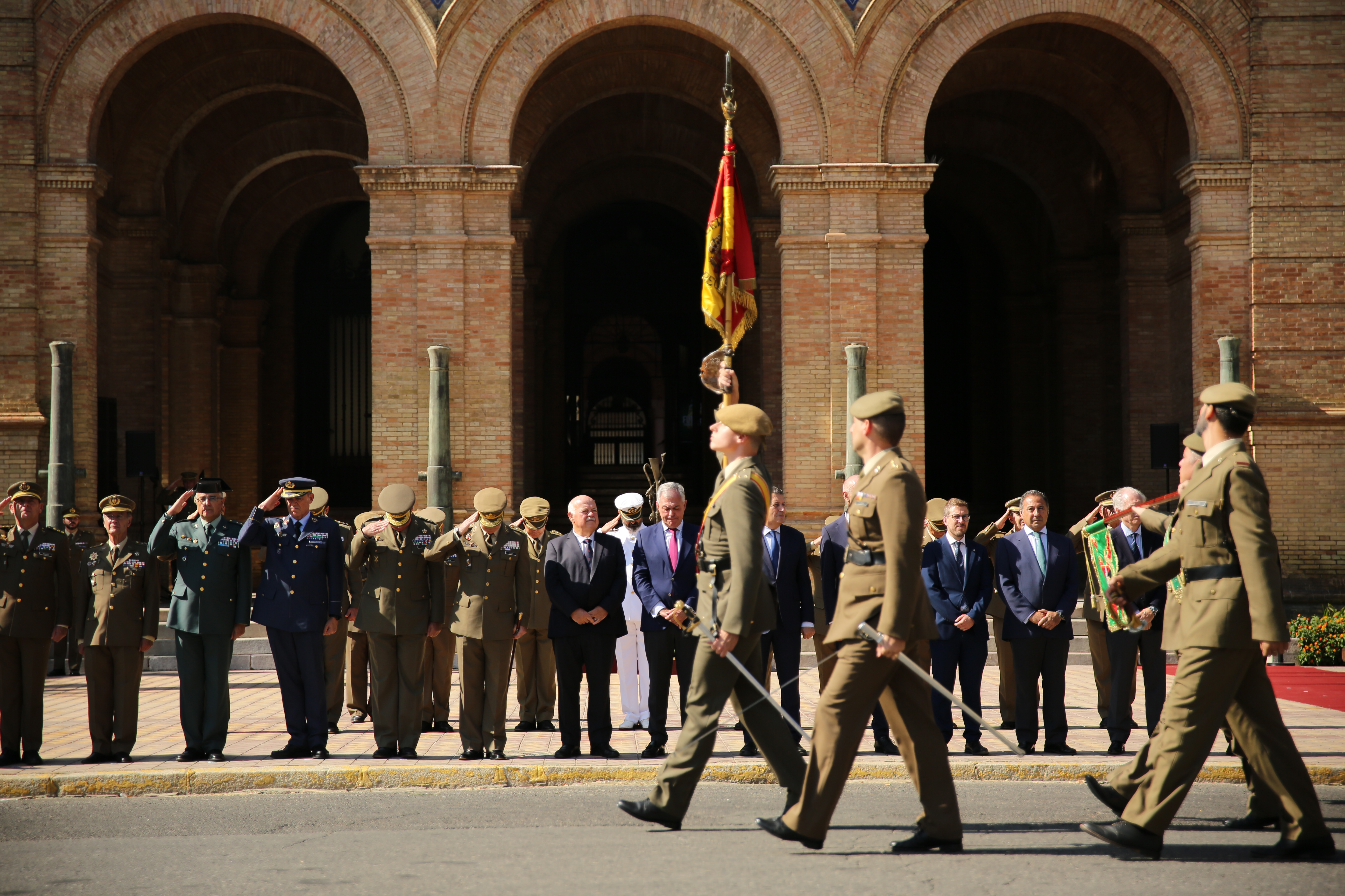 Desfile ante la autoridad en la puerta de la Capitanía General de Sevilla.