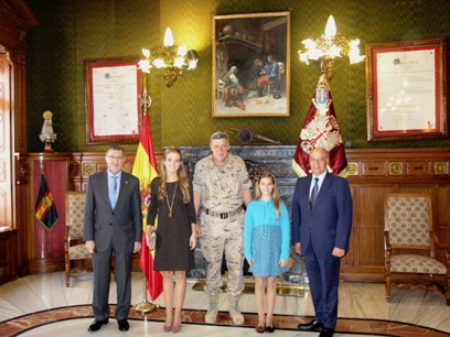 TG Comas acompañado de las Falleras Mayores y Presidente y Secretario de la Junta Central Fallera