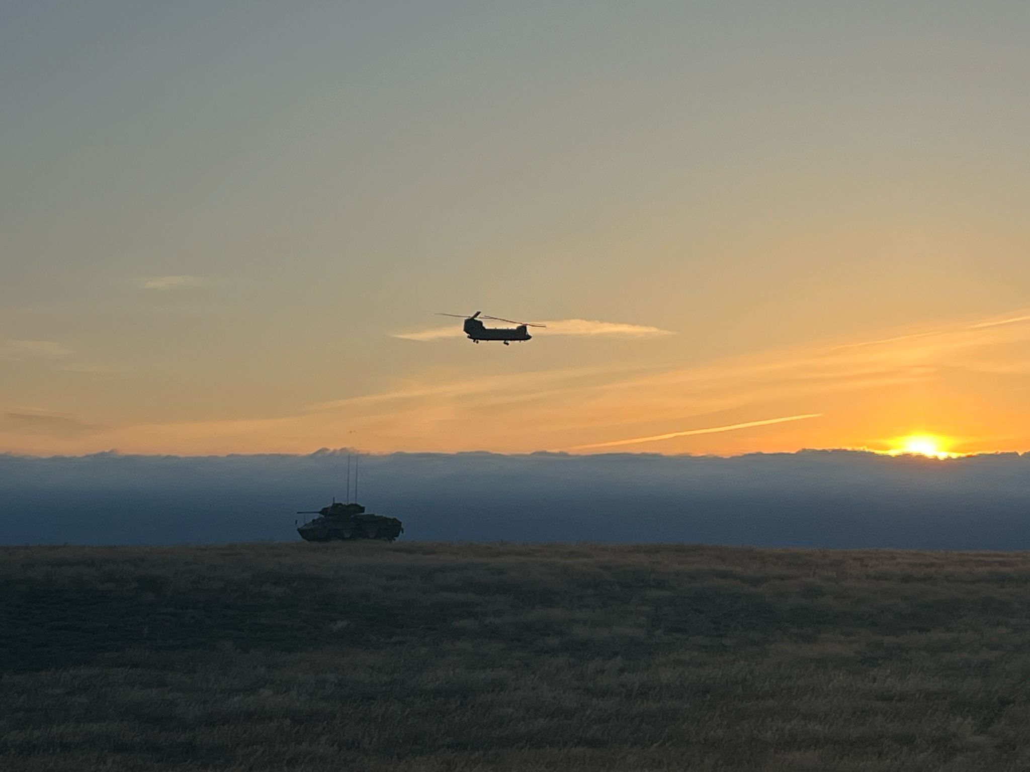 Helicóptero de las FAMET pasando cerca de un VEC
