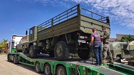 Carga de diversos vehículos militares por personal del GMANTO II/41