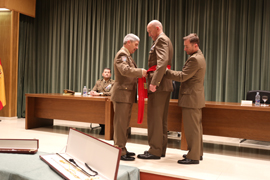 El Jefe de la UME entregando la faja al general Celma