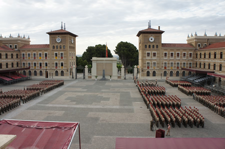 Formación en el patio de armas