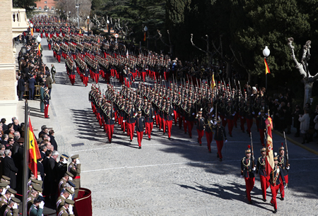 Las unidades de cadetes desfilan en el acto de aniversario de la Academia