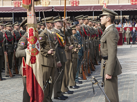 Relevo de abanderado en la Academia