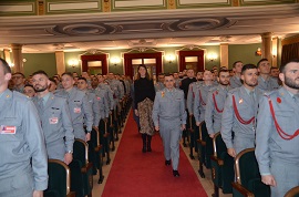 Entrada de la ponente en el salón de actos