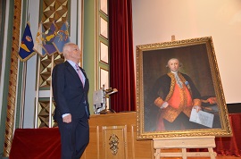 Don Manuel Olmedo Checa accediendo al escenario