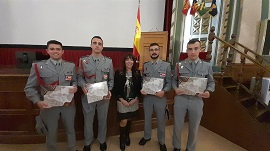 La ponente obsequia su libro a varios cadetes