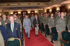 Entrada del ponente en el salón de actos