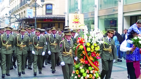 Cadetes participan en la Ofrenda de Flores