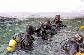 Buceadores en el hielo