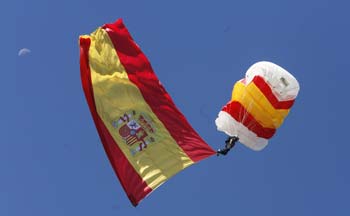 Lanzamiento de paracaidista con la bandera nacional