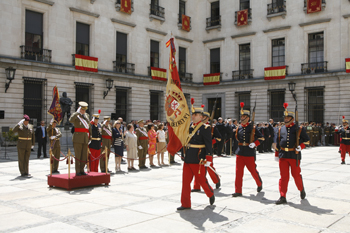 Desfile ante la autoridad