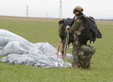 Salto en APM de preparación para el curso HALO/HAHO, de equipos del Mando de Poeraciones Especiales #MOE