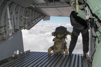 Salto en APM de preparación para el curso HALO/HAHO, de equipos del Mando de Poeraciones Especiales #MOE