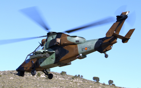 Ejercicio de tiro de bengalas y chaff antimisiles del helicóptero de combate Tigre