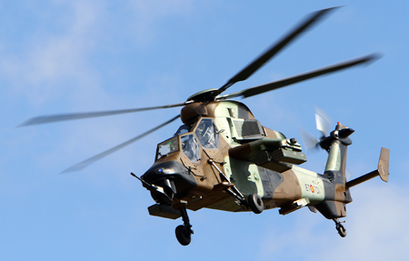 Ejercicio de tiro de bengalas y chaff antimisiles del helicóptero de combate Tigre