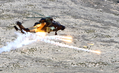 Ejercicio de tiro de bengalas y chaff antimisiles del helicóptero de combate Tigre
