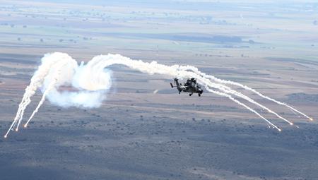 Ejercicio de tiro de bengalas y chaff antimisiles del helicóptero de combate Tigre