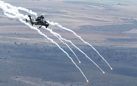 Ejercicio de tiro de bengalas y chaff antimisiles del helicóptero de combate Tigre