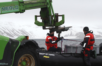 Recepción de material en Isla Decepción
