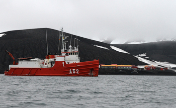 Buque Las Palmas, frente a la base Gabriel de Castilla