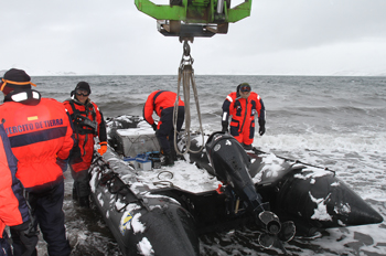 Preparación de una zodiac para trabajos científicos.