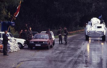 Blindado español pasando por check point