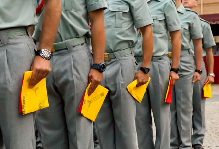 Entrega de bandera de percha
