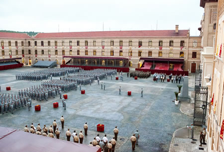 Entrega de bandera de percha