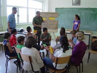 Los integrantes de los Equipos de cooperación Cívico-militar(CIMIC) españoles en Kósovo se vuelcan en el empeño.