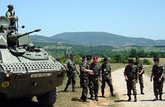 El General Bergmann, jefe de la Brigada Multinacional Sudoeste, visita la base 'España'