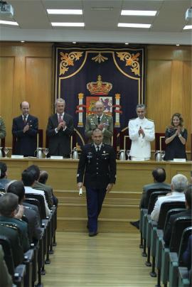 El alumno no español más destacado recibe su diploma (Foto:Pablo Á. Mendivil / DECET)

