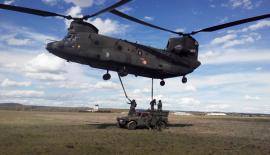 Helitransporte de un VAMTAC