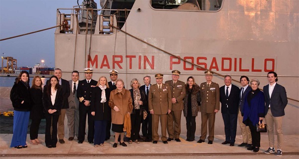 Familiares y militares asistentes al homenaje 