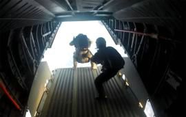 Los paracaidistas saltan desde la aeronave