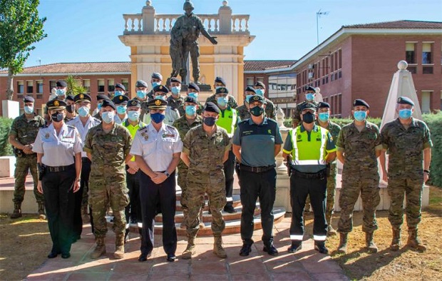 El general junto a participantes en las jornadas El general junto a participantes en las jornadas